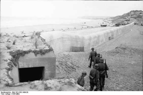 Soldaten vor einer Wallmauer des „Atlantikwalls” in Belgien/ Nordfrankreich (1943)